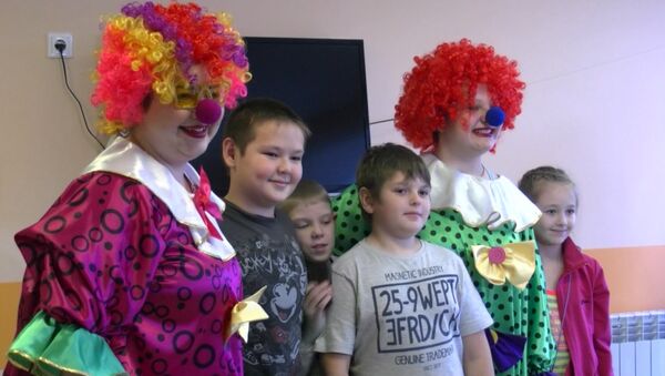 Дети станцевали и поиграли с клоунами в больницах Красноярска