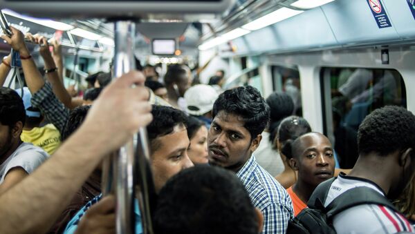 Пассажиры в вагоне метро в Дубае. Архивное фото
