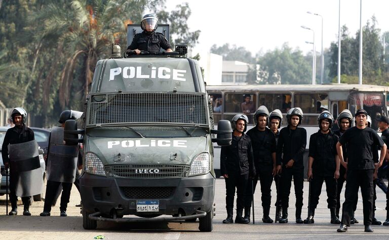 Полиция на акции протеста в Каире. 19 ноября 2013