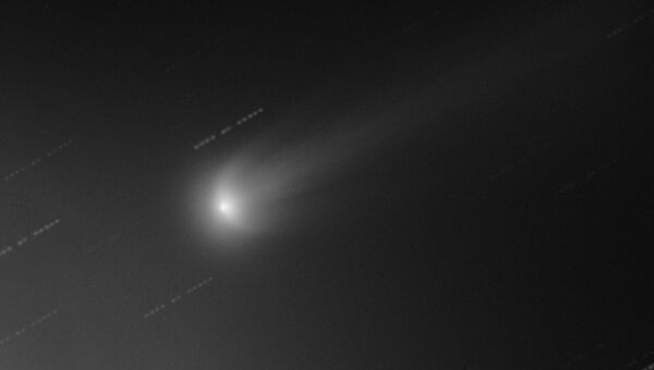 Комета ISON с крыльями, отходящими от ее ядра