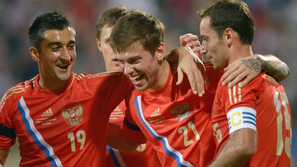 Футболисты сборной России рады забитому голу.