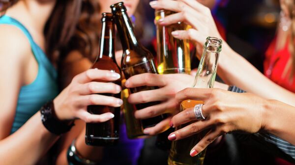 Девушки пьют пиво в баре, архивное фото