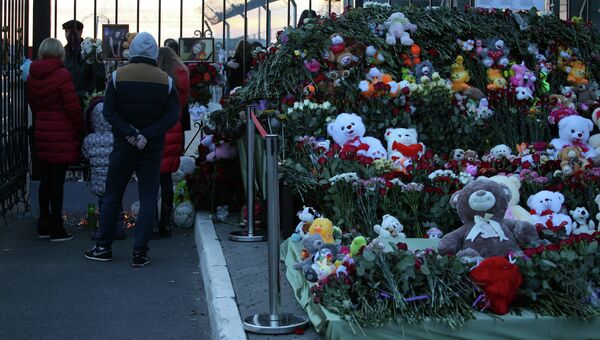 Казанцы приносят цветы ко второму терминалу международного аэропорта Казани