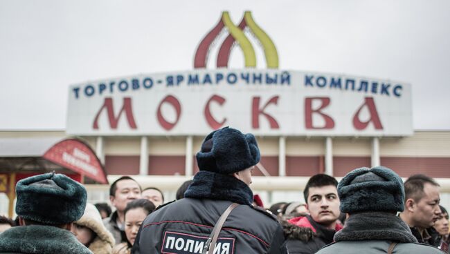 Полиция проводит проверку миграционного законодательства в ТЦ Москва в Люблино. Архивное фото