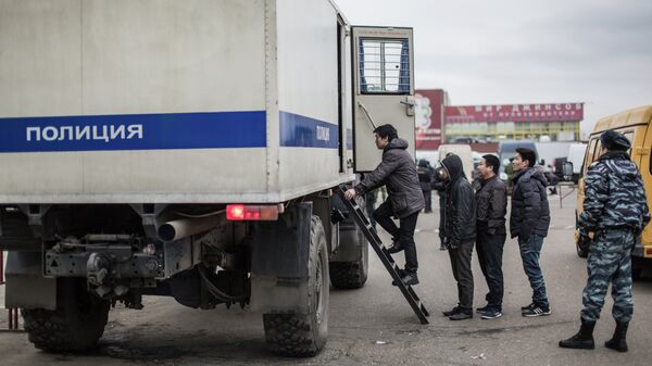 Полиция проводит проверку миграционного законодательства в ТЦ Москва в Люблино