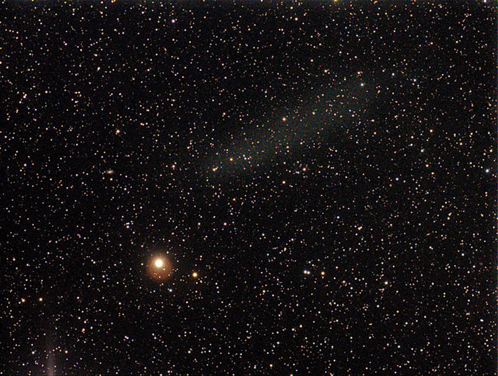 Размытое светлое пятно в верхней части снимка — пылевое облако, оставшееся после распада кометы Еленина (C/2010 X1 ELENIN) - РИА Новости, 1920, 14.12.2023