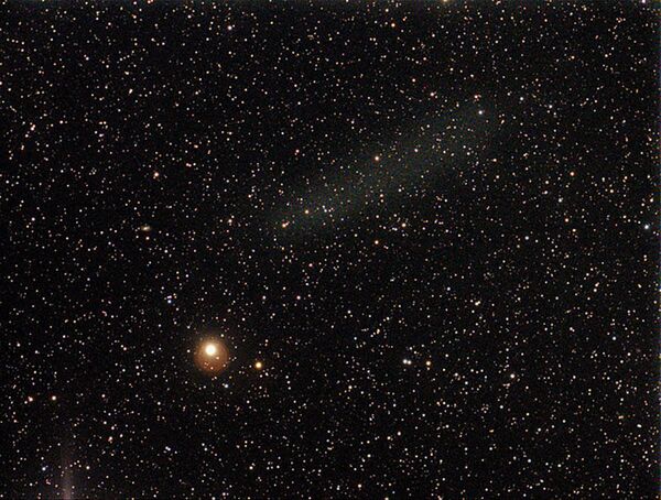 Размытое светлое пятно в верхней части снимка - пылевое облако, оставшееся после распада кометы Еленина (C/2010 X1 ELENIN)
