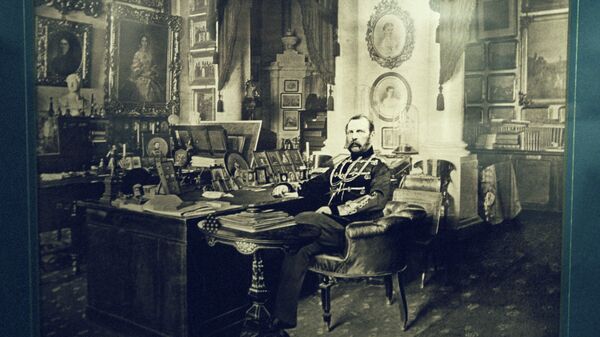 Император Александр II в рабочем кабинете. Фотография С. Л. Левицкого и сына (1880 гг.)