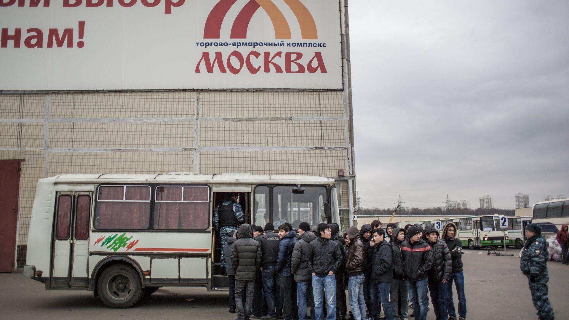 Полиция проводит проверку миграционного законодательства в ТЦ Москва в Люблино - РИА Новости, 1920, 09.12.2021