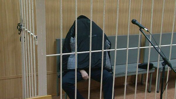 Подозреваемый в афере с маткапиталом Павел Сигал прятался под курткой в суде