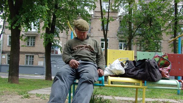Пьяный мужчина на лавочке города Минска