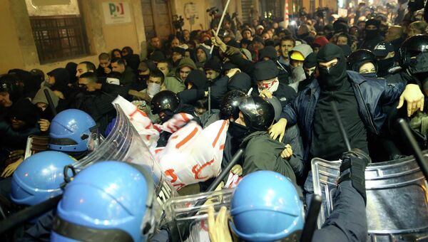 Столкновения манифестантов с полицией в историческом центре Рима. Фото с места события