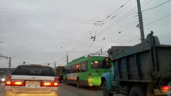 Авария на контактных сетях троллейбуса вызвала крупную пробку в Новосибирске, фото с места события