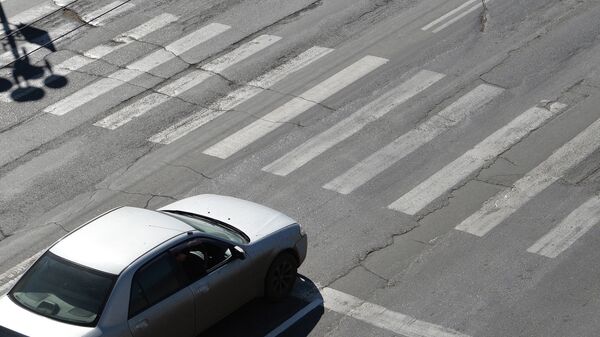 Автомобиль стоит у стоп-линии перед пешеходным переходом, архивное фото