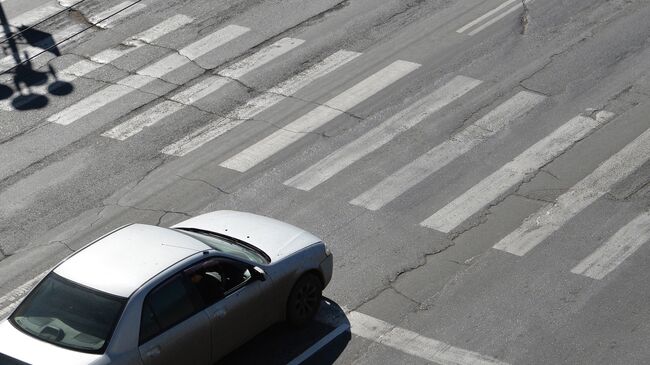 Автомобиль стоит перед пешеходным переходом. Архивное фото.