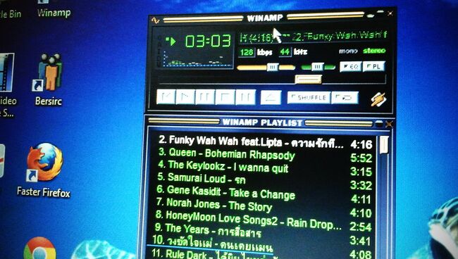 Плеер Winamp на мониторе компьютера