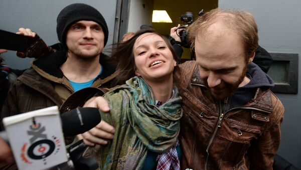 Фотограф Денис Синяков (справа), отпущенный из-под стражи под залог в 2 миллиона рублей, с супругой Алиной у СИЗО №1 в Санкт-Петербурге