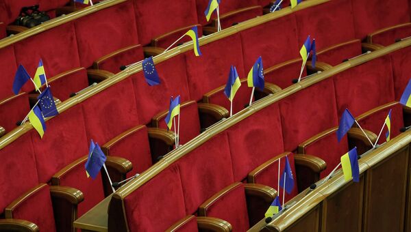 Украинские флаги и флаги Евросоюза видны перед началом заседания парламента в Киеве