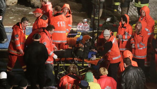 Работа спасателей на месте обрушения супермаркета в Риге. Фото с места событий
