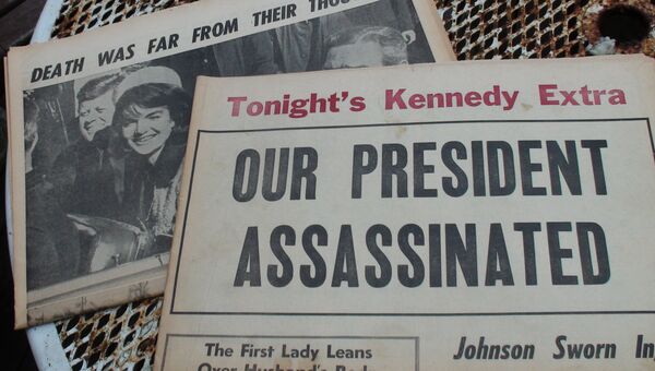 Газеты 50-летней давности, вышедшие после убийства Джона Кеннеди. Архивное фото