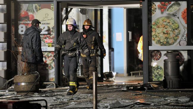 Сотрудники пожарно-спасательной службы в торговом центре Maxima