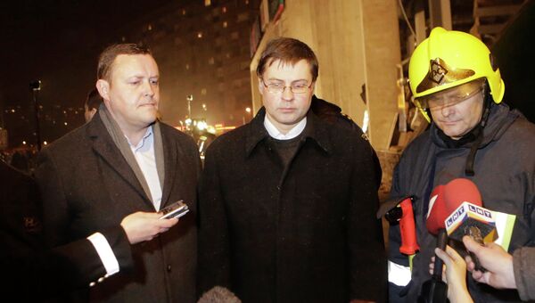 Министр внутренних дел Рихардс Козловских, премьер-министр Валдис Домбровскис рядом с супермаркетом Maxima