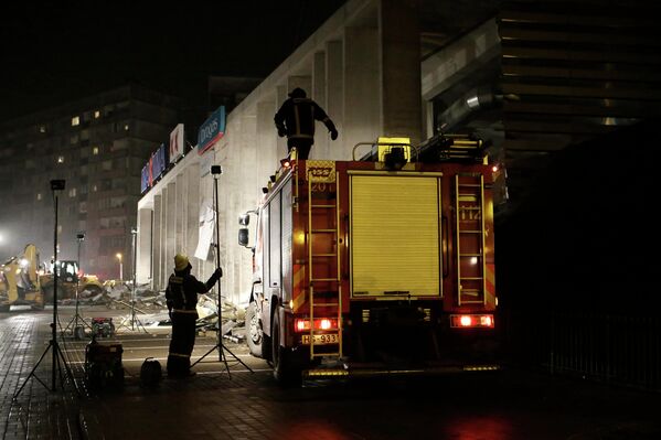 Работа спасателей на месте обрушения супермаркета в Риге