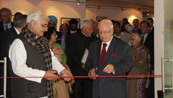 Глава МИД Индии Салман Хуршид и посол РФ Александр Кадакин открывают фотовыставку,  посвященную Каулю