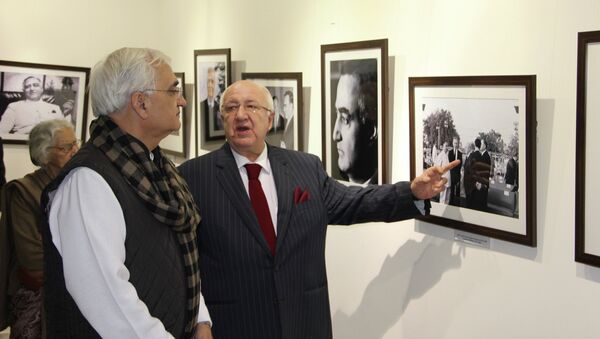 Глава МИД Индии Салман Хуршид и посол РФ Александр Кадакин. Архивное фото