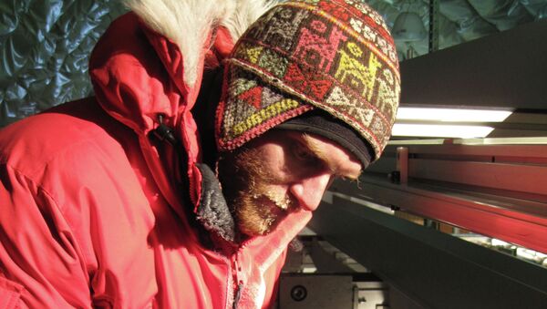 Логан Митчелл делает отметки на ледовом керне из  Западной Антарктиды, архивное фото