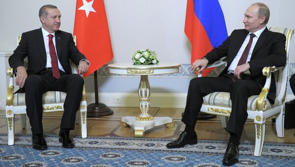 Президент РФ Владимир Путин (справа) во время встречи с премьер-министром Турции Реджепом Тайипом Эрдоганом