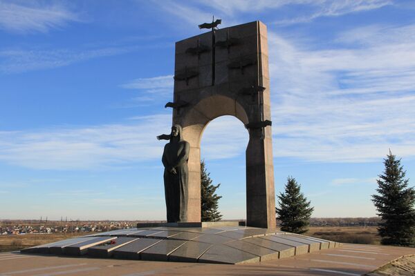 Памятник Прасковье Володичкиной в поселке Алексеевка Самарской области Памятник Прасковье Володичкиной в поселке Алексеевка Самарской области