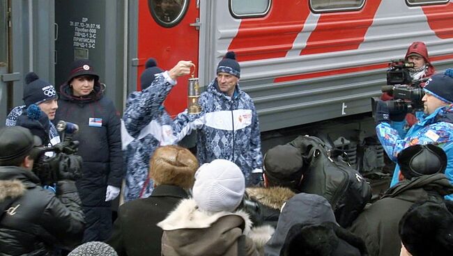 Десятки хоккеистов стучали клюшками, встречая огонь ОИ в ледовом дворце Читы