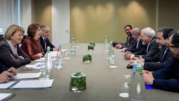 Глава европейской дипломатии Кэтрин Эштон во время встречи с министром иностранных дел Ирана Мохаммадом Джавадом Зарифом. Архивное фото