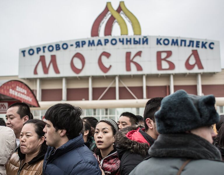 Полиция проводит проверку миграционного законодательства в ТЦ Москва в Люблино