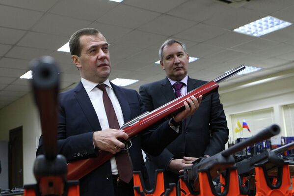 Председатель правительства РФ Дмитрий Медведев осматривает образцы стрелкового оружия российского производства