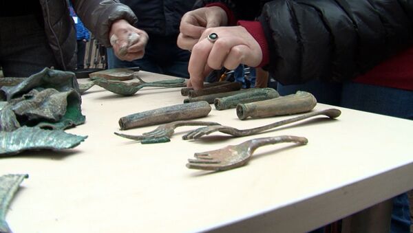 Посуда, подковы и монеты: в центре Москвы нашли старинные вещи