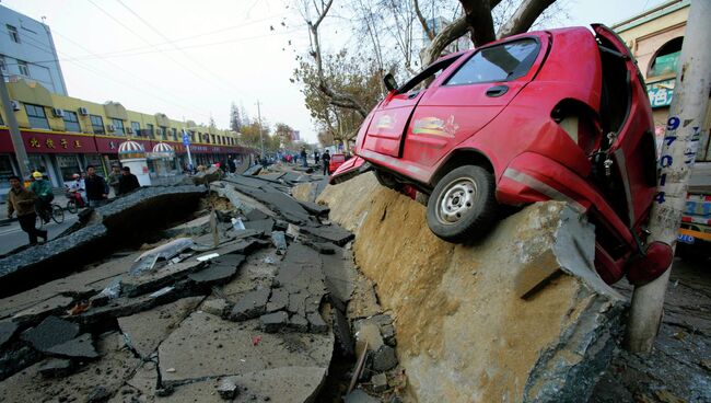 Последствия взрыва на газопроводе в в районе Хуандао города Циндао в Китае. Фото с места события