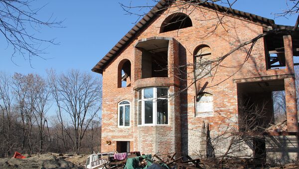 Недостроенный частный дом в пригороде Владивостока, где живет семья мигрантки из Узбекистана, едва не родившей на пороге роддома в Приморье.