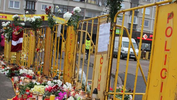Цветы в память о погибших при обрушении в ТЦ в Риге