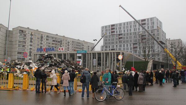 На месте обрушения торгового центра в Риге. Фото с места событий