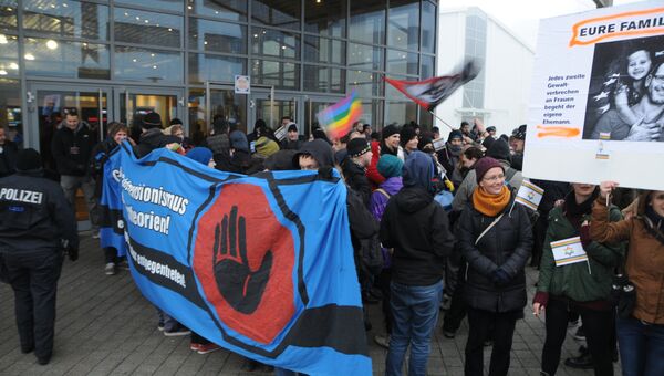 ЛГБТ-активисты атаковали депутата Мизулину на конференции в Лейпциге