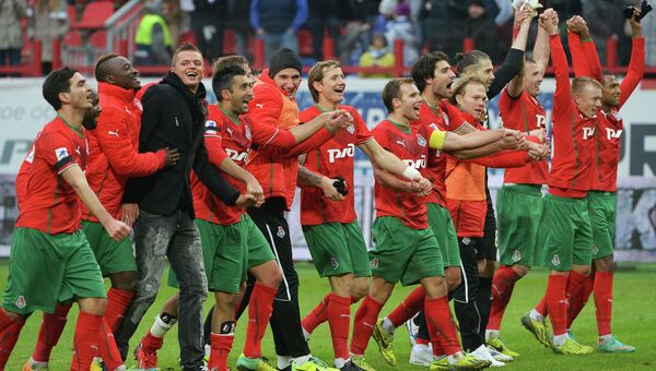 Футболисты Локомотива радуются победе над Динамо после матча 17-го тура. Фото с места события