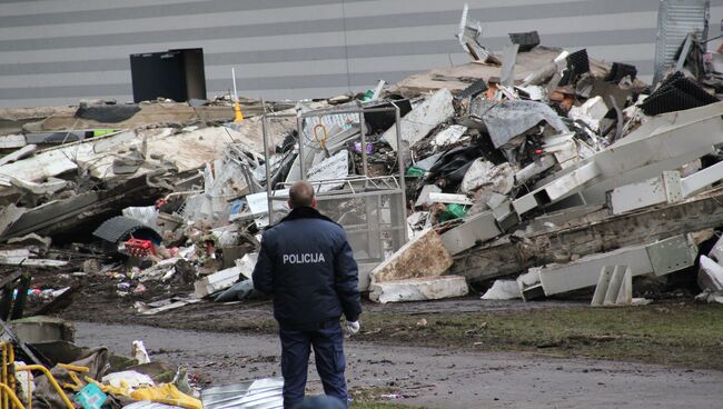 На месте обрушения ТЦ Maxima в Риге. Архивное фото.