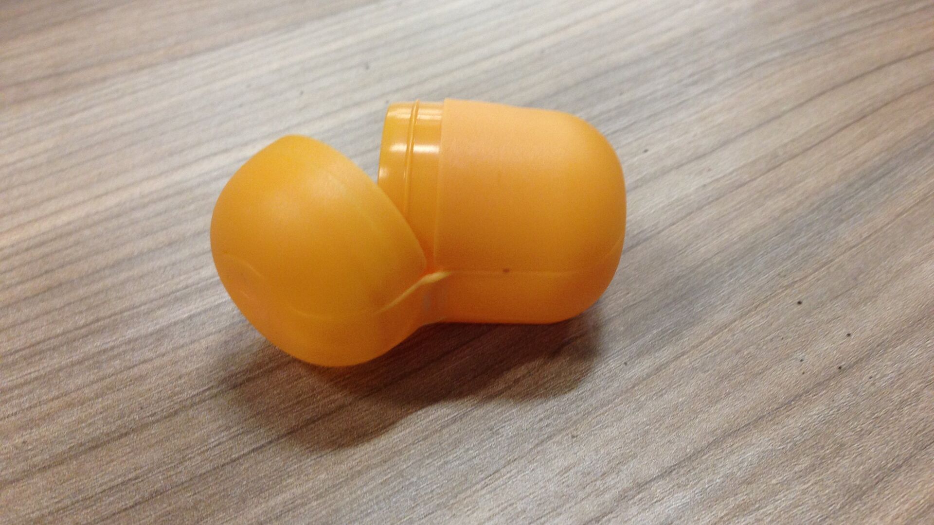 Киндер желтый. Яйцо от Киндер сюрприза. Контейнер от Киндер сюрприза. Пластиковые контейнеры от Киндер сюрпризов. Пластмассовые яйца от Киндер сюрприза.