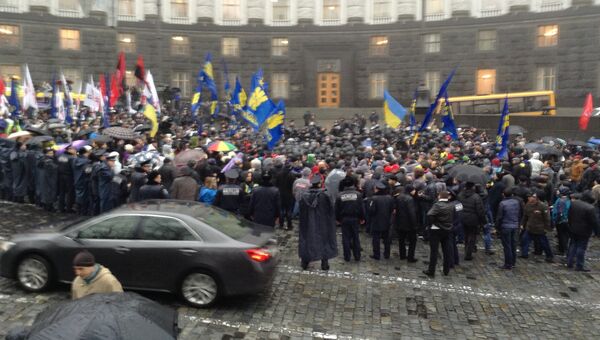Митингующие возле здания правительства Украины в Киеве. 25 ноября 2013