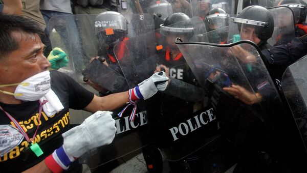Столкновение демонстрантов с полицией в Бангкоке, фото с места события