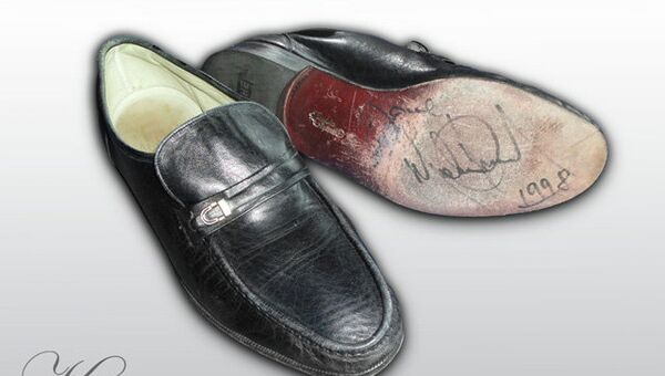 Черные туфли американского исполнителя Майкла Джексона выставлены на аукцион Knaisz Auctions