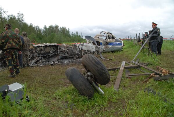 На месте происшествия, где потерпел крушение самолет авиакомпании Катэкавиа Ан-24