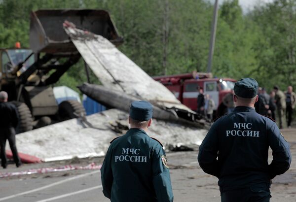 Сотрудники МЧС России на разборе обломков самолета Ту-134 авиакомпании РусЭйр